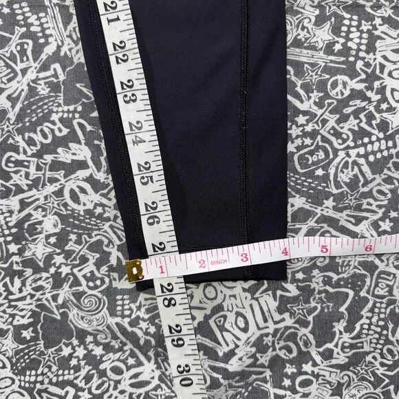 Black Lululemon leggings with mid-rise fit and side pockets - Picture 5 of 7